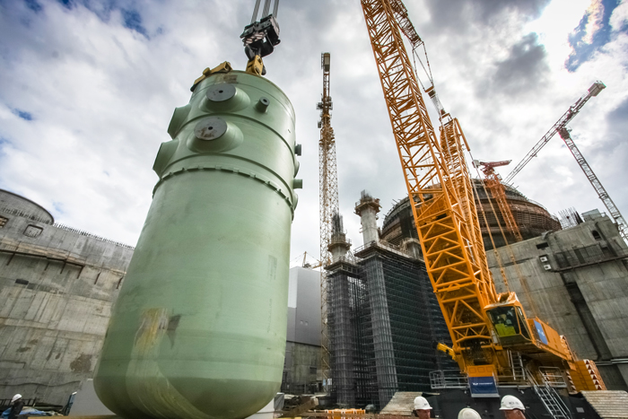 Установка корпуса реактора на ЛАЭС-2 впервые осуществлена «открытым способом».